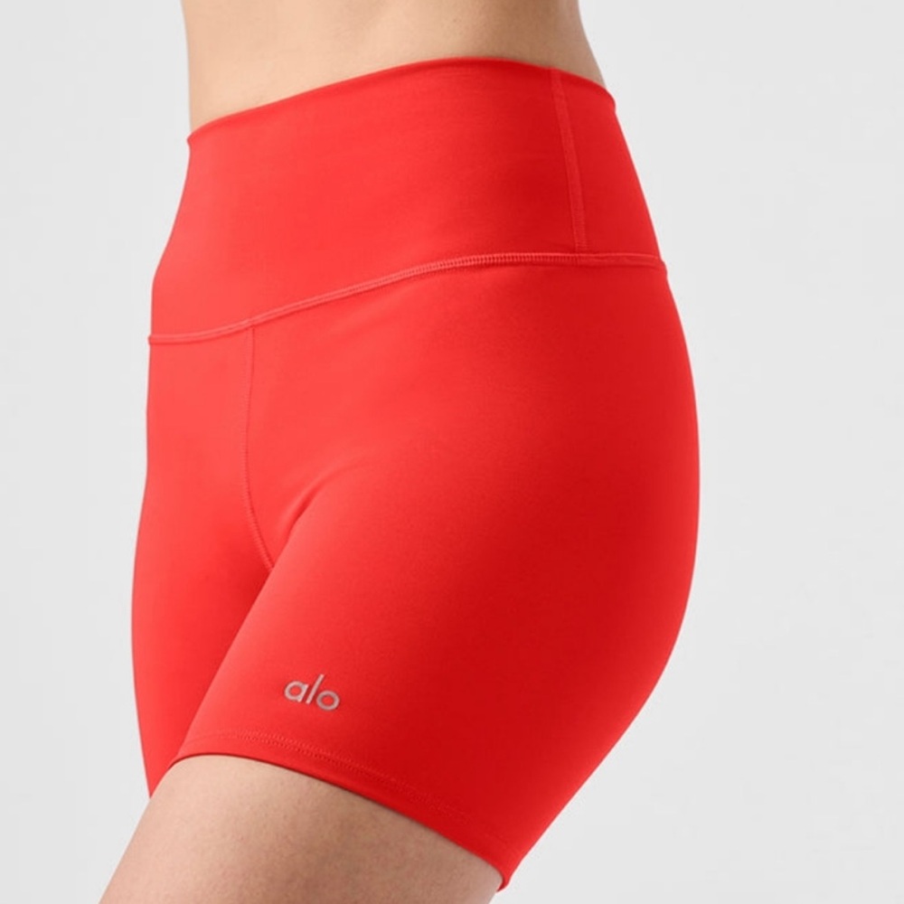 ALO Yoga Women's Orange Airlift energy bike High-Waist Shorts medium